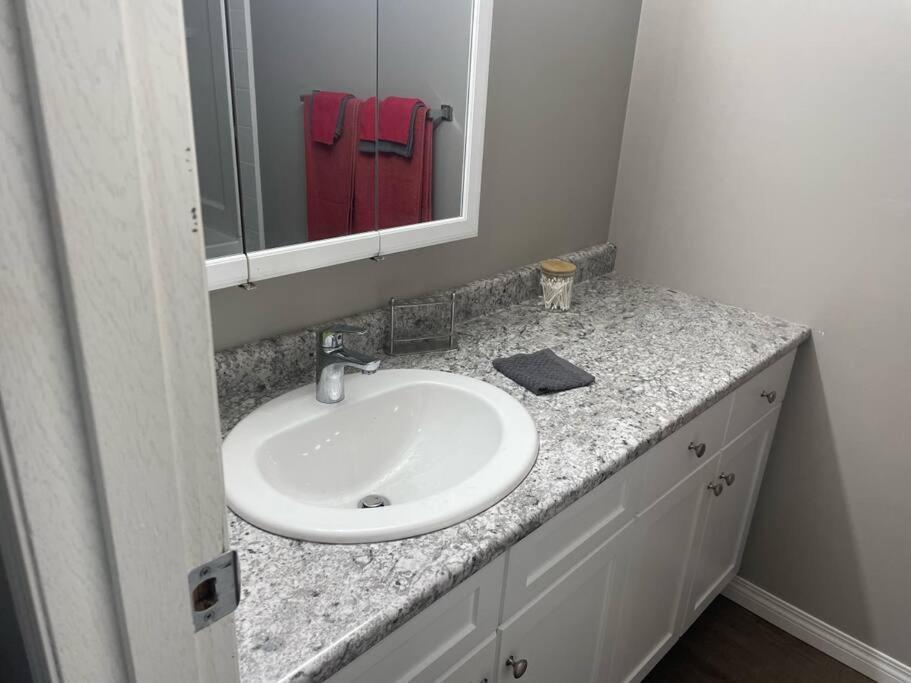 Wonderful 2-Bedroom Apartment Camrose Kültér fotó